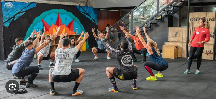 Séance de groupe coaché par coach certifié CrossFit level 1.
Technique de squat permettant un mouvement sécuritaire et performant.
Les groupes sont limités à 12 personnes pour un coaching de qualité.
Motivation et bonne humeur de rigueur.